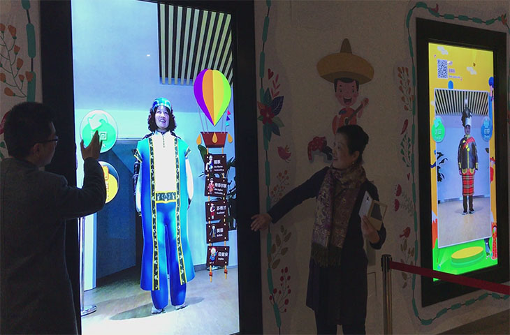 上海大世界抠像拍照非遗衣服试穿
